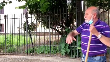 La battaglia di Claudio, da solo contro la movida che assedia la fontana più celebre di Trastevere