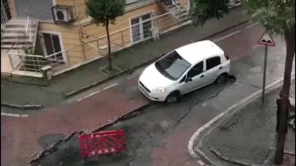 AVCILAR'DA İSKİ'NİN ÇALIŞMA YAPTIĞI YOL 20 GÜNDE 4'ÜNCÜ KEZ ÇÖKTÜ