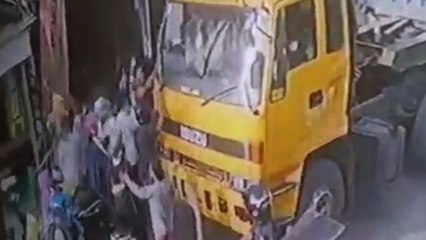 Viral, Rombongan Pengantar Jenazah Keroyok Sopir Truk karena Halangi Jalan