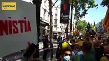 Manifestants canten 'Els Segadors' a la manifestació de la Rambla