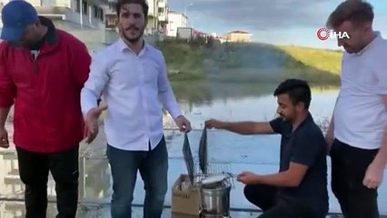 Göle dönen yolları tiye aldılar, balık tutup mangal yaktılar