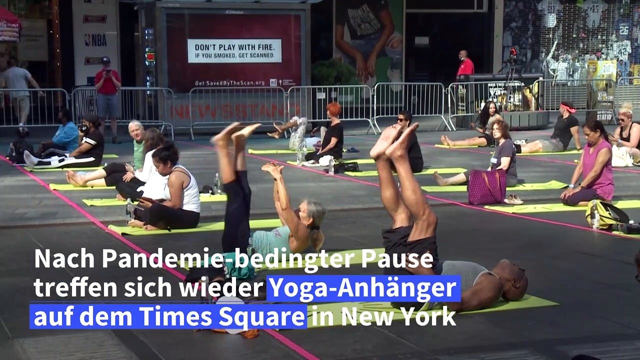 Endlich wieder Yoga auf dem Times Square in New York