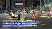 Endlich wieder Yoga auf dem Times Square in New York