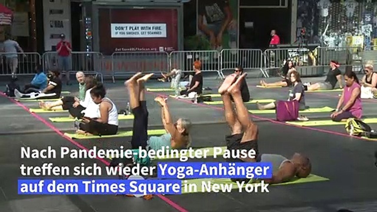 Endlich wieder Yoga auf dem Times Square in New York