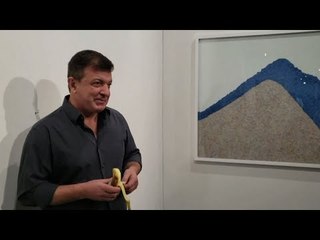 بعد بيعها بـ 120 ألف دولار.. زائر يأكل الموزة المعلقة على الجدار