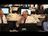 رئيس الوزراء البريطاني بوريس جونسون يجيب على هواتف مركز للاتصال