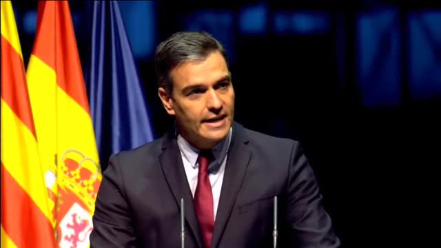 Sanchez, recibido entre insultos y pancartas de independencia