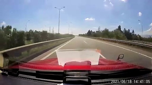 Clip: Xe sang Lexus ngang nhiên đi ngược chiều trên cao tốc Hà Nội - Lào Cai - Tạp Chí Bốn Bánh