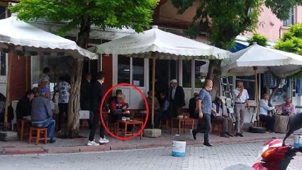 Bıçaklayıp kaçtı, 50 metre ötede çay içerken yakalandı