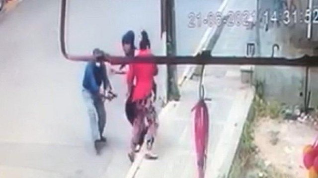 Eski eşine sokak ortasında silahlı saldırı