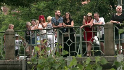 El concierto fluvial del Teatro Nacional checo hace flotar al público tras meses sin actuar