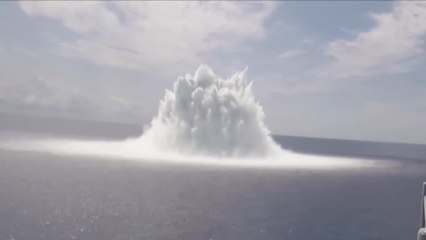 La Marina estadounidense testa con explosivos la resistencia de uno de sus portaaviones