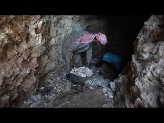 العيش تحت الأرض أو بين القبور.. ملجأ للنازحين في سوريا #إرم_نيوز