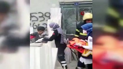 Mermer blokların altında sıkışan işçiyi itfaiye kurtardı