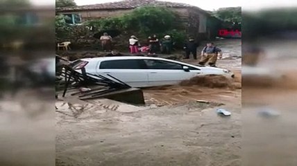 İzmir’de dere ve çaylar taştı, araçlar sürüklendi