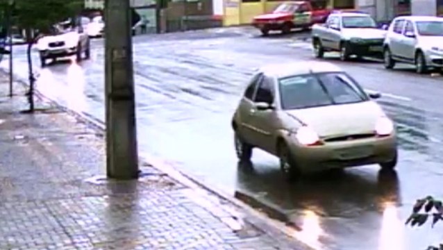 Câmera registra o momento de colisão entre ônibus e HR-V no Centro de Cascavel