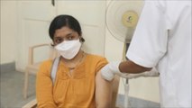 India extiende la vacunación gratuita contra la covid-19 a los mayores de 18