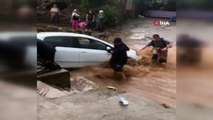 Ödemiş’i sağanak vurdu...Sel sularına kapılan bir araç böyle kurtarıldı