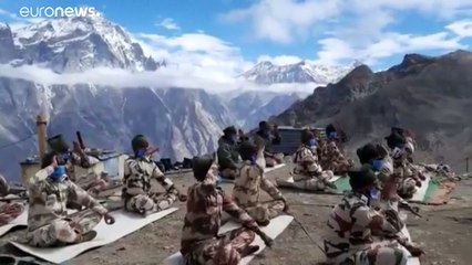 فيديو | الشرطة الهندية تمارس اليوغا بمناسبة اليوم العالمي للرياضة