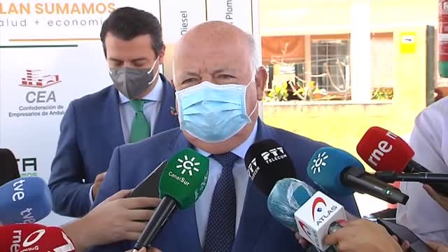 Andalucía recomienda esperar para quitarse la mascarilla en exteriores