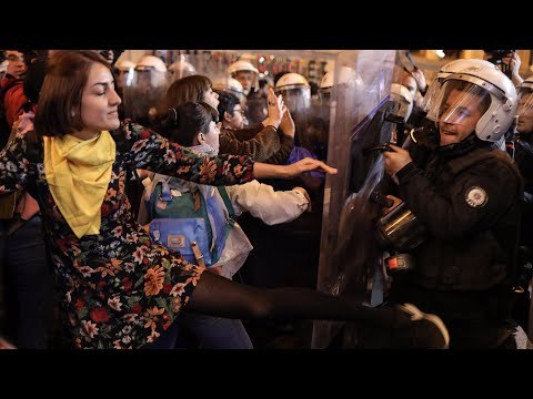 الشرطة التركية تهاجم مسيرة يوم المرأة العالمي في اسطنبول #إرم_نيوز