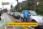 Playa Agua Dulce: hacen colas de vehículos para vacunarse pese a frío e intensa lluvia