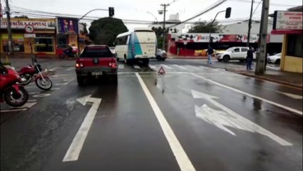 Colisão entre HR-V e ônibus deixa cruzamento na Região Central parcialmente interditado
