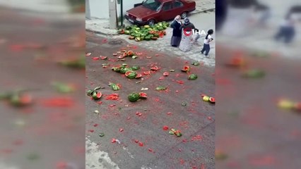 Bursa’da karpuz yüklü kamyon devrildi, sokak kırmızıya boyandı