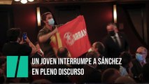 Un hombre interrumpe a Sánchez mientras anuncia los indultos