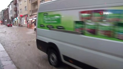 Eskişehir'de şiddetli yağış sonrası sokaklar sele döndü