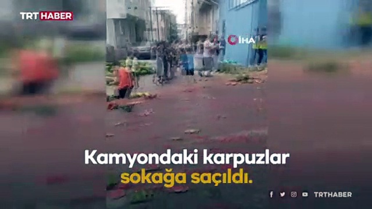 Devrilen kamyondaki karpuzlar yola saçıldı