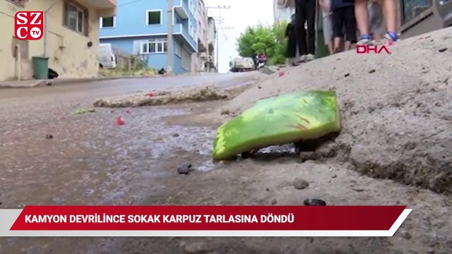 Karpuz yüklü kamyon devrildi, facianın eşiğinden dönüldü