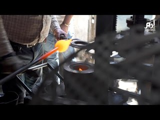 لبنانيون يحولون زجاج بيروت المحطم جراء الانفجار إلى أباريق وأوعية | #إرم_نيوز