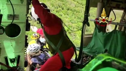 Télécharger la video: Montescudaio (PI) - Ciclisti dispersi in Val di Cecina: soccorsi da Vigili del Fuoco (21.06.21)