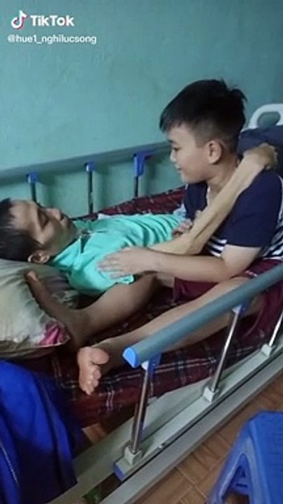 Cậu con trai tỏ ra vô cùng hiểu chuyện. (Video TikTok H.T.H)