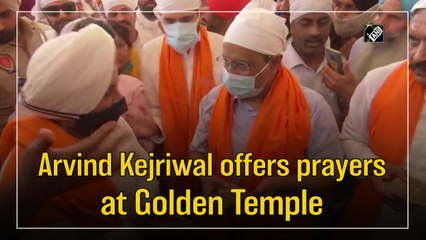 Arvind Kejriwal offers prayers at Golden Temple