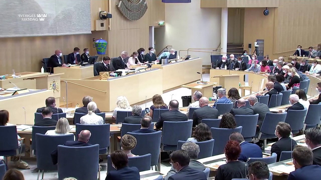 Парламент Швеции впервые вынес вотум недоверия...