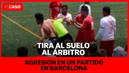 Salta al campo y tira al suelo al árbitro en un partido en Barcelona