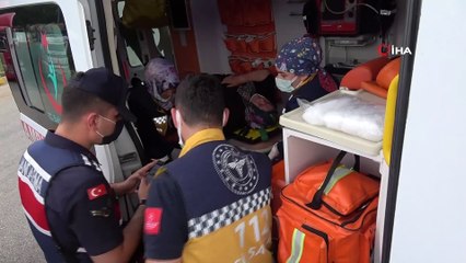 Karabük'te hafif ticari araç kavşakta devrildi: 2 yaralı