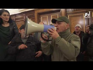 اقتحام المتظاهرين للبرلمان الأرميني والمقر الحكومي #إرم_نيوز