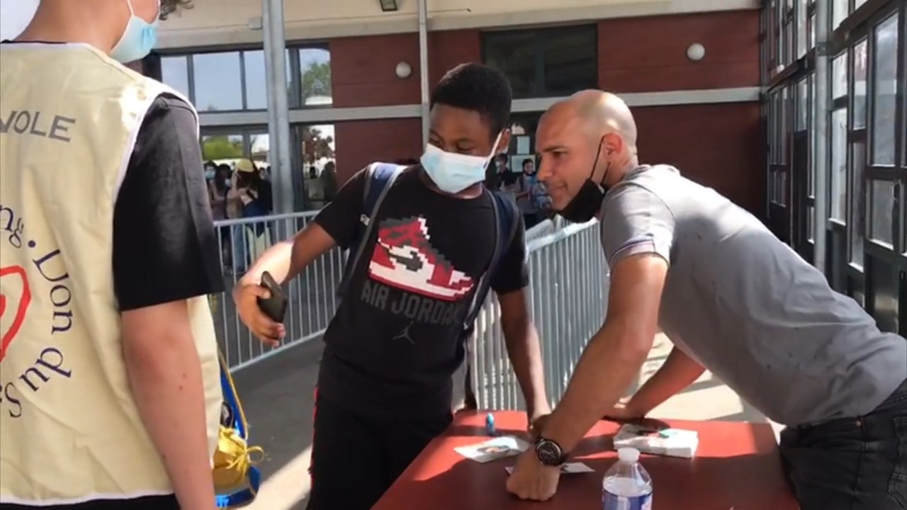 Benjamin Nivet soutient la collecte de sang au collège Pithou à Troyes