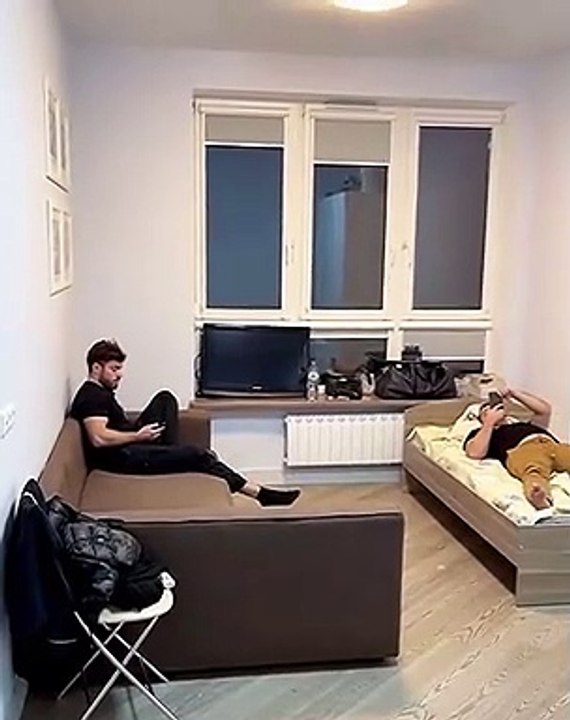 Ils font une mauvaise blague à leur pote en l'éjectant du lit avec des airbags