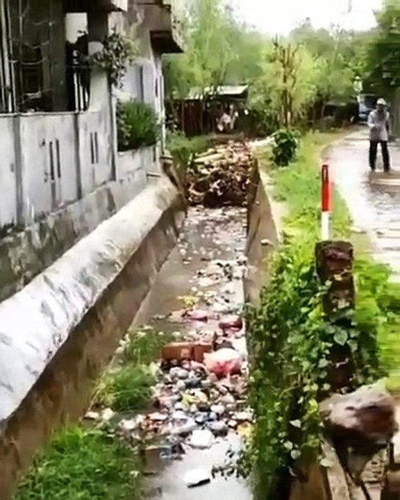 Un torrent de pollution coule dans ce ruisseau en Indonésie