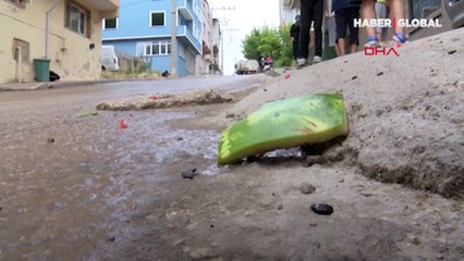 Bağcılar'da belediye otobüsü park halindeki servis araçlarına çarptı: 4 yaralı