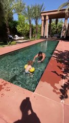 Amir et son petit Mikhael s'éclatent dans la piscine ! Juin 2021