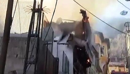 Yanan bina böyle çöktü