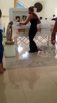 Velan restos de señora a ritmo de la contagiosa música de Fefita la Grande y Anthony Santos