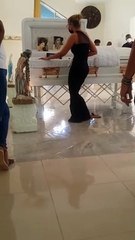 Velan restos de señora a ritmo de la contagiosa música de Fefita la Grande y Anthony Santos