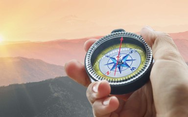 Dans ce petit village de france, les boussoles n'indiquent pas le nord