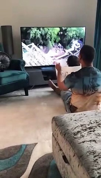 Il recrée des montagnes russes pour sa fillette devant la TV